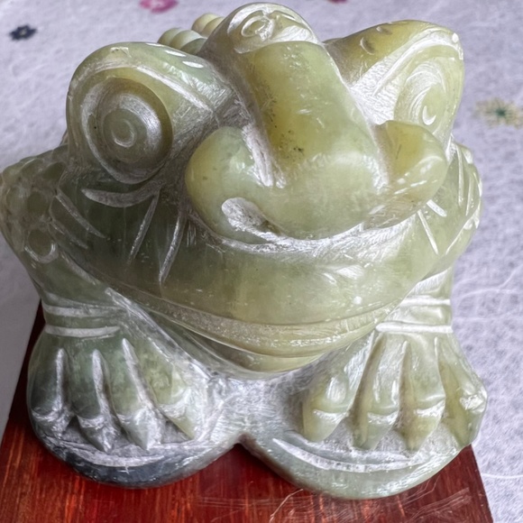 🌸 3 Legged Green Jade Frog w/ Jade Coin on display Wood - Picture 6 of 15